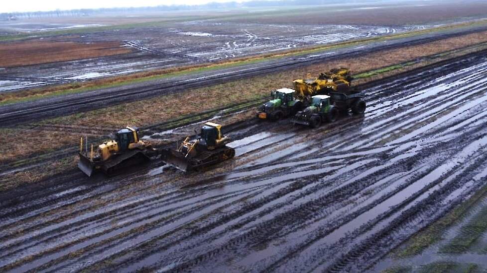 Aardappeloogst met bulldozer: redden wat er te redden valt