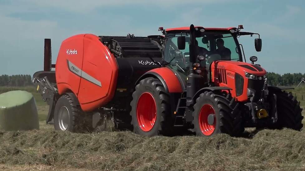 Kubota M7 173 Premium KVT met Kubota FB1000-rondebalenpers