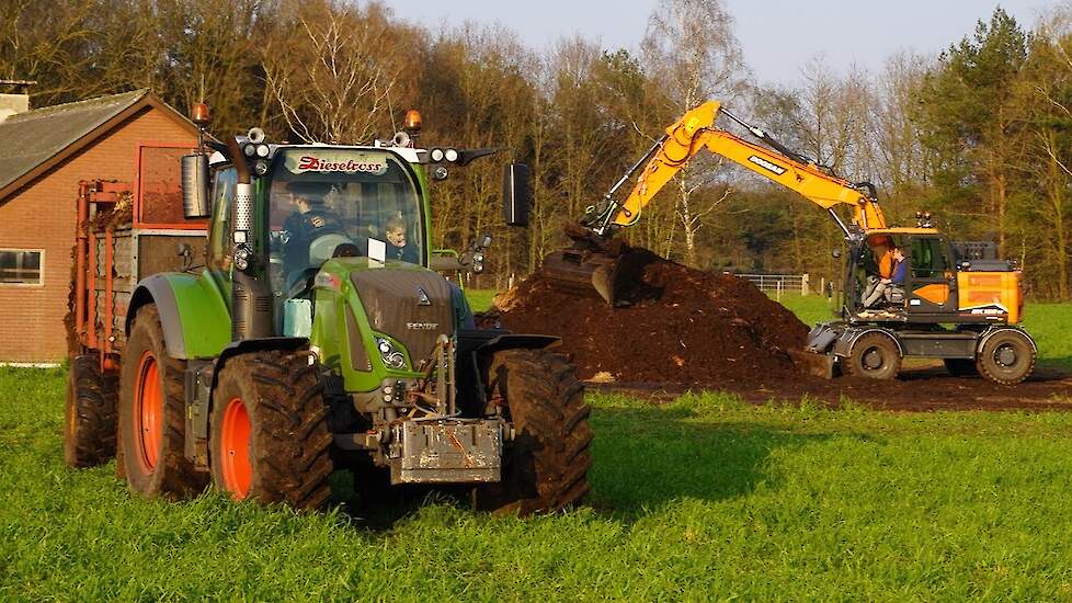 Fendt 714 + Doosan DX160W | Mest laden en strooien | P. v.d. Hardenberg Elspeet | Van de Steeg Uddel