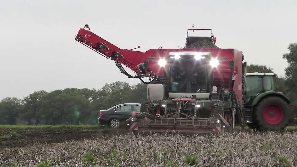 Aardappels rooien 2023 Dewulf Enduro 4-rijige aardappelrooier Fendt Vario