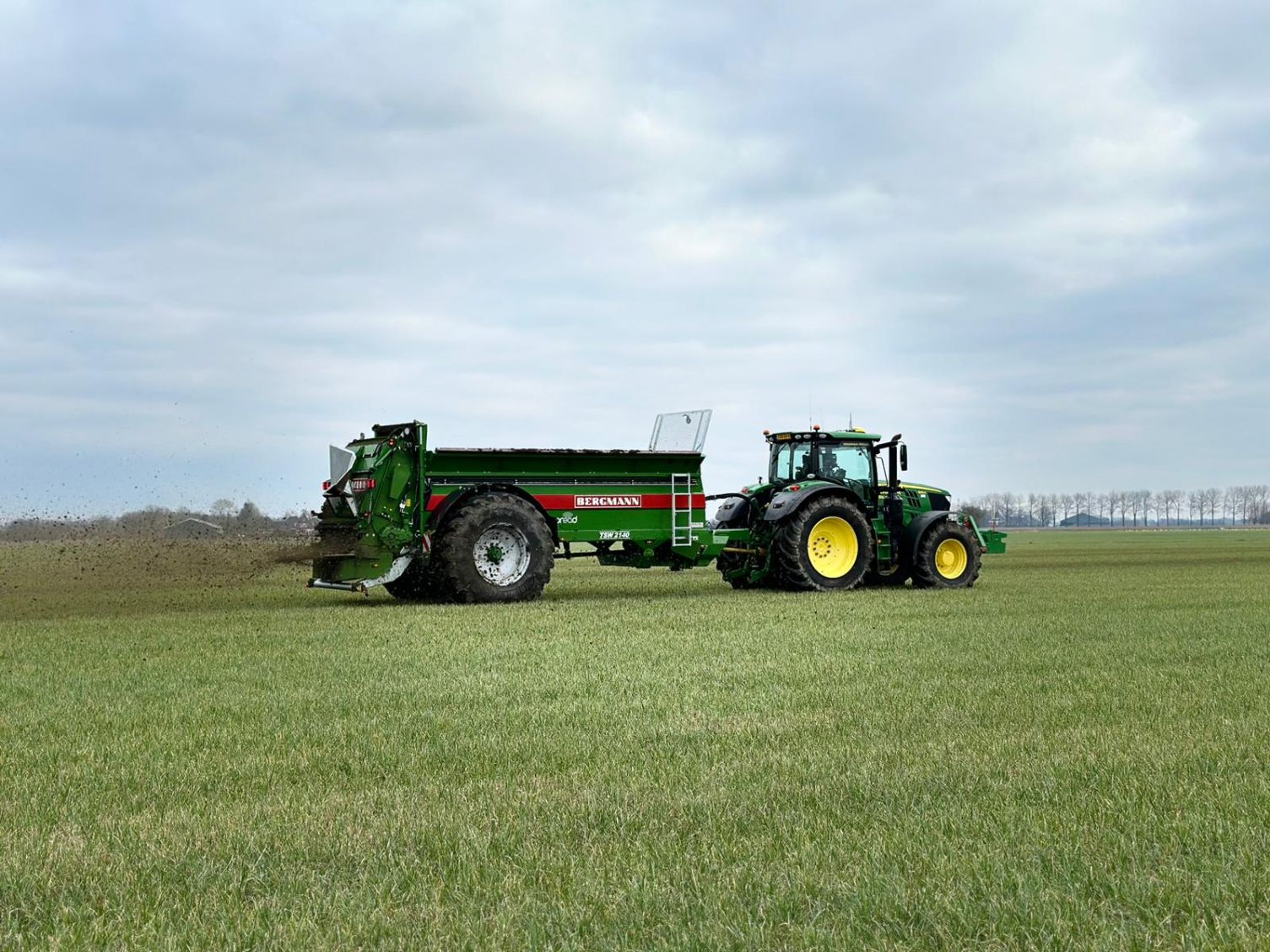 Vaste Mest Strooien Met Bergmann Trekkerweb Nl Mechanisatienieuws Voor De Landbouw En