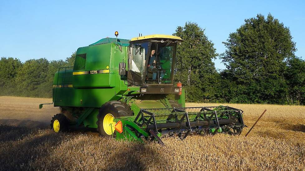 John Deere 1075 | Graan dorsen | Versteeg Uddel | Grain harvest | 2023 | Elspeet | Getreideernte