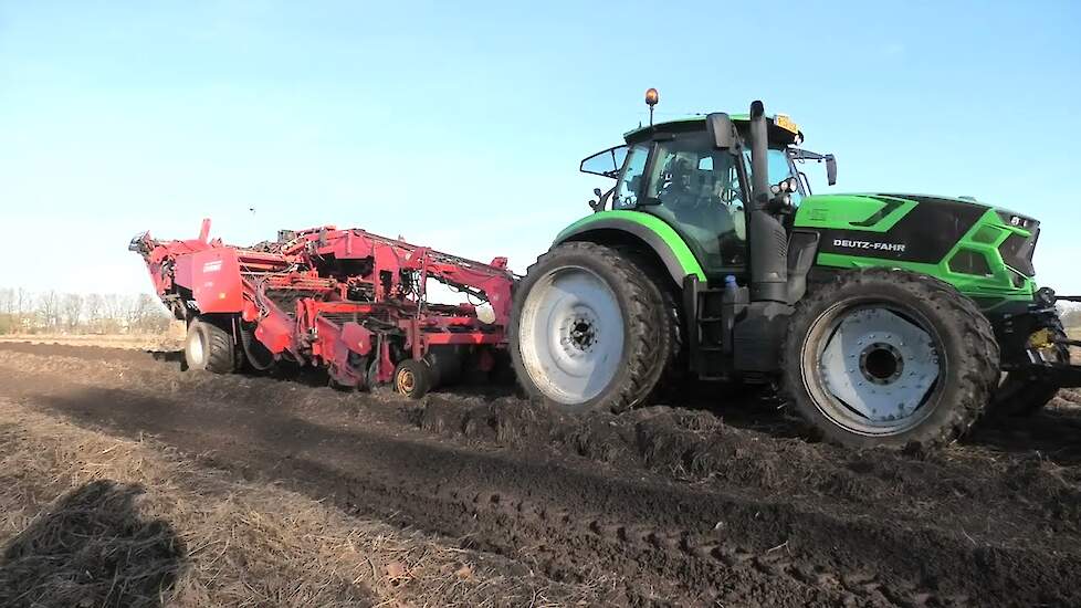 Rooien van valeriaan met een Deutz-Fahr Agrotron 6215 Grimme GV 3000