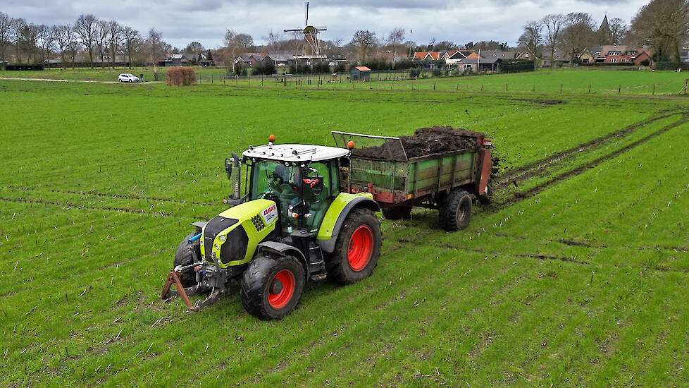 Spreading Manure | Claas Arion 550 en Strautmann | Brouwer | 2024