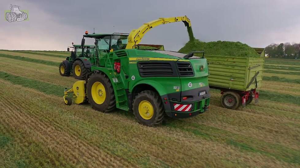 Grunn rogge gehele plant silage hakselen met John Deere 8400I