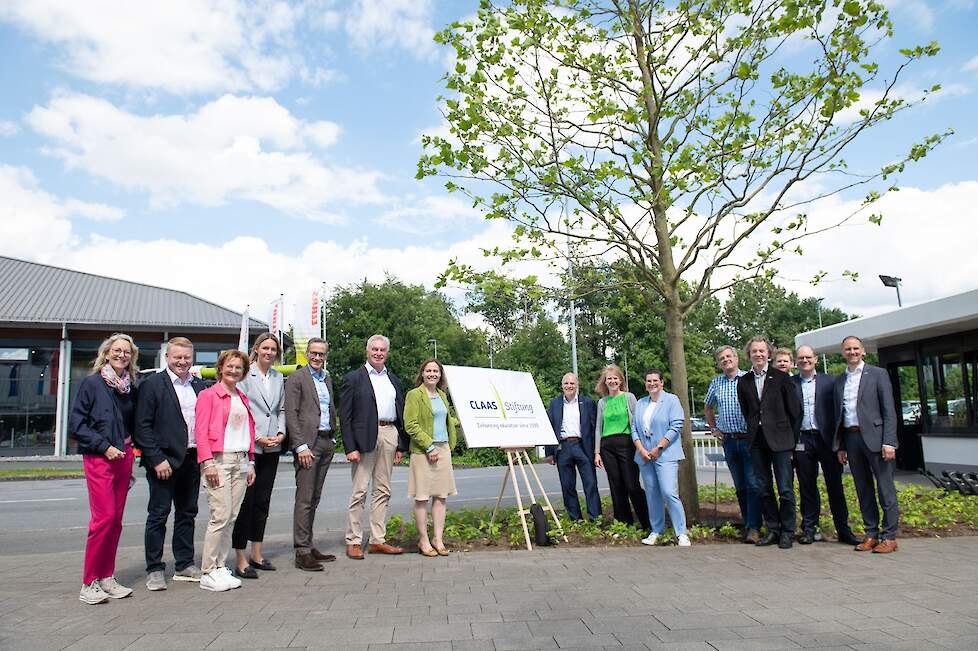 Een boom werd symbolisch geplant om de verjaardag van de foundation te vieren. Het bestuur, de  directie en de medewerkers vierden de start van het jubileumjaar van de foundation.