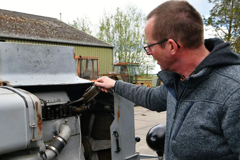 Voor het starten van de motor druppelt Patrick eerst nog even wat  smeerolie op de tuimelaars en klepstoters.