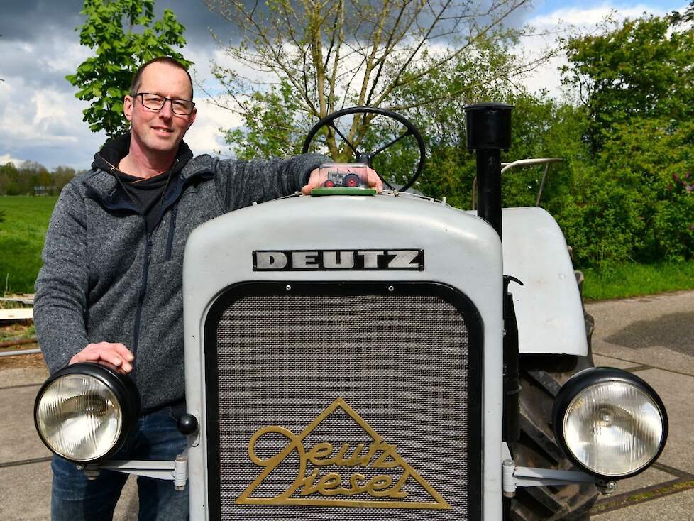 Patrick spaart ook schaalmodellen van Deutz. Het trekkertje dat hij hier op de motorkap heeft gezet is een 1/43 model van zijn echte Deutz.