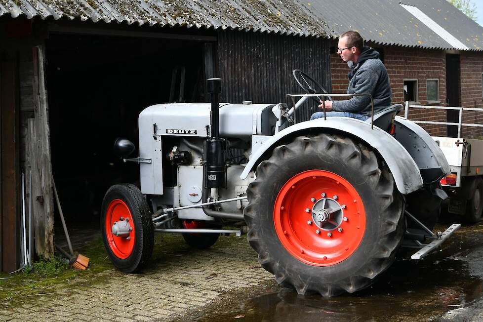 Na het maken van de foto’s rijdt Patrick de Deutz weer terug naar zijn plek in de schuur.