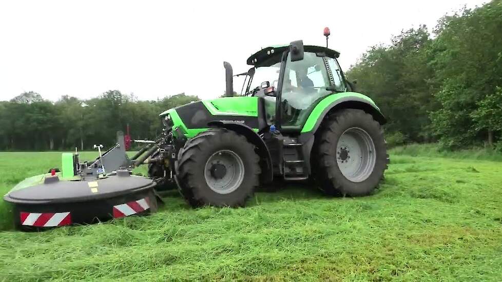 GRASMAAIEN MET EEN DEUTZ- FAHR 6140 DEUTZ -FAHR KM 4.29FS VICON EXTRA 632T FARMER