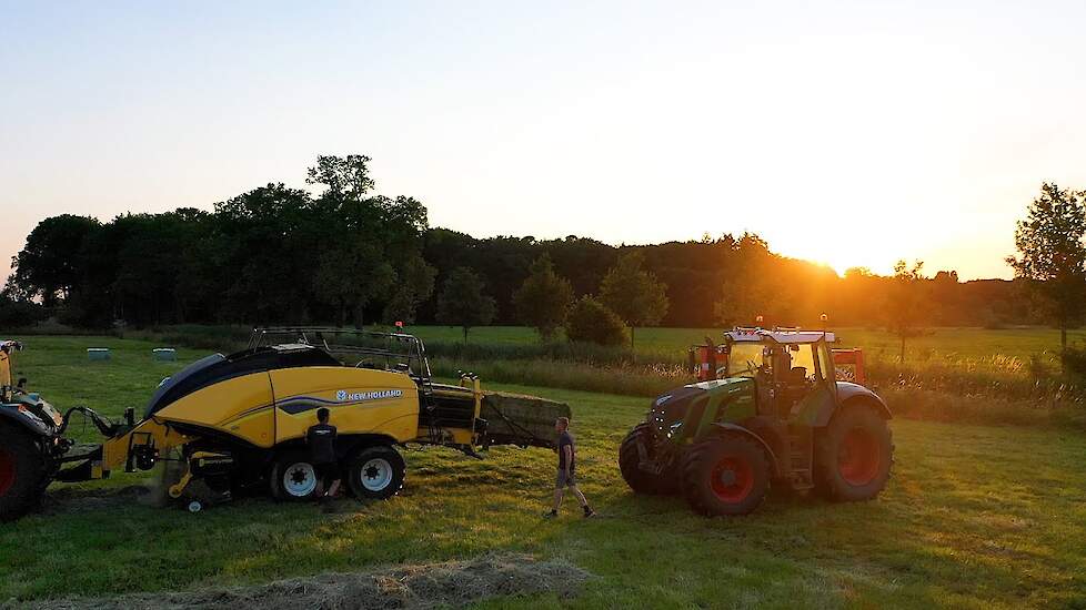 New Holland Bigbaler 1290 Plus aan het balenpersen met loopmaster knopers