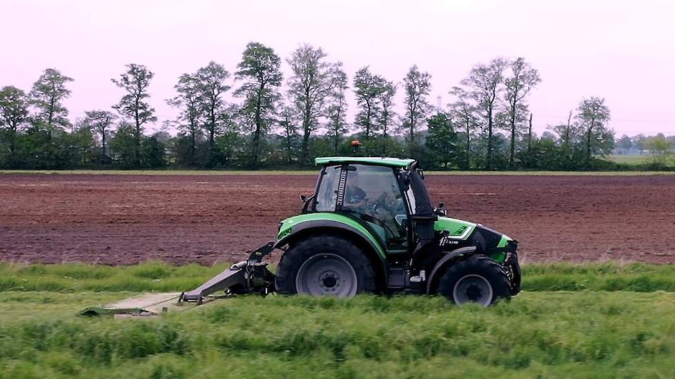 Dikke snee gras voor deze Deutz Fahr combinatie