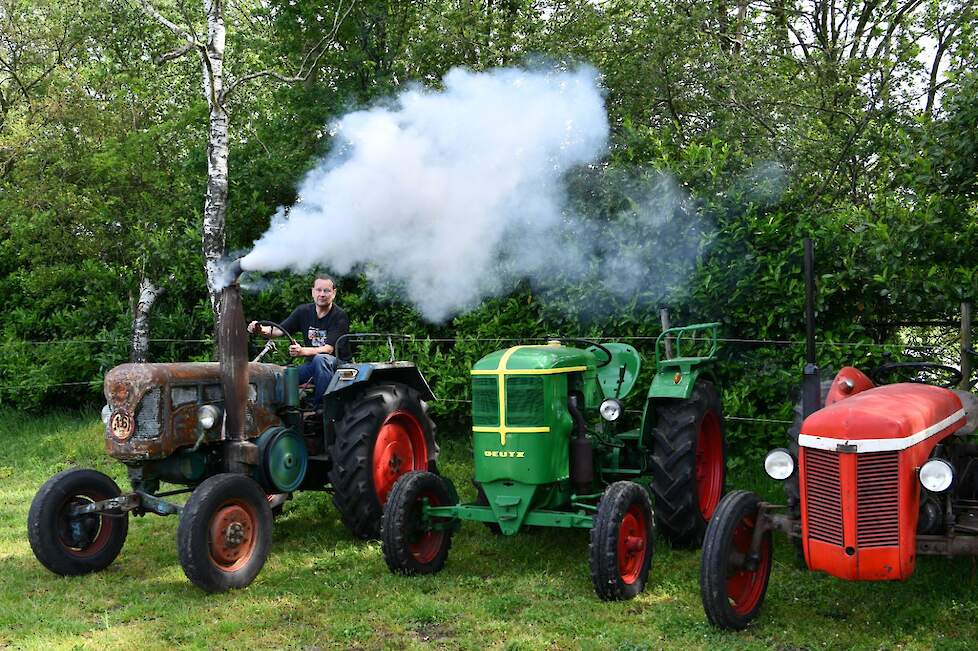 De Lanz-Bulldog rookt flink als Anton aanstalten maakt om hem weg te rijden. Het is een 2216 semi-diesel uit 1955.