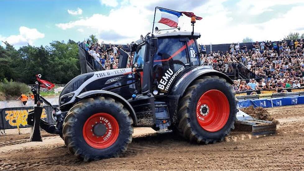 Zwarte Cross 2022 de THE B-emu TEAM tractor over de baan