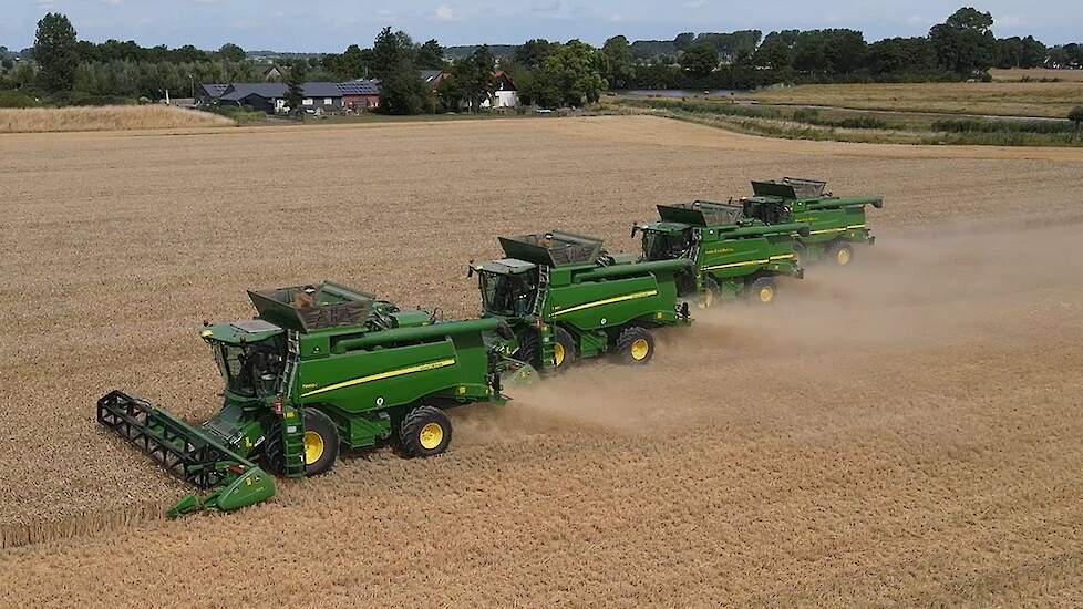 Brasser van der Sluis in Zuidzande combinen met John Deere T-serie