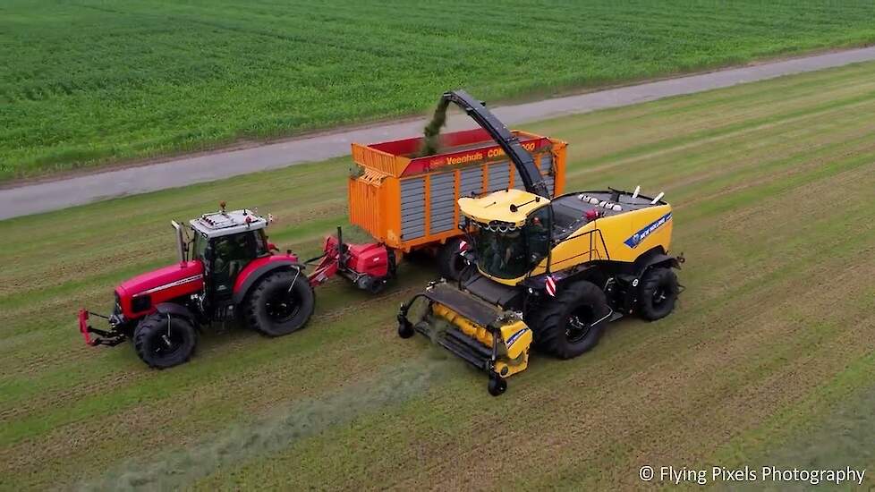 Gras hakselen in Brabant met luchtdrukwissel van Zuid West Banden