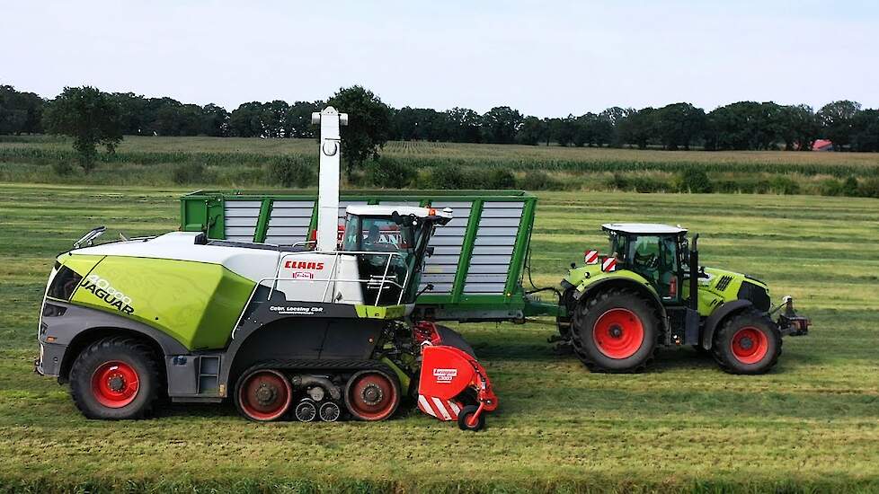 Claas Jaguar 40000 op Terra Trac aan het gras hakselen