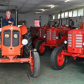 De Nuffield 460 die Ybe hier naar buiten rijdt was de trekker van zijn overleden zoon Tjarko.