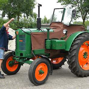 Ybe ontdoet de T36 van zijn jas om de motor wat beter te kunnen bekijken.