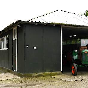 De schuur waar Ybe zijn trekkers staan was ooit een moskee op een opvangkamp voor Ambonezen die na de onafhankelijkheid van Indonesië naar Nederland vluchtten.