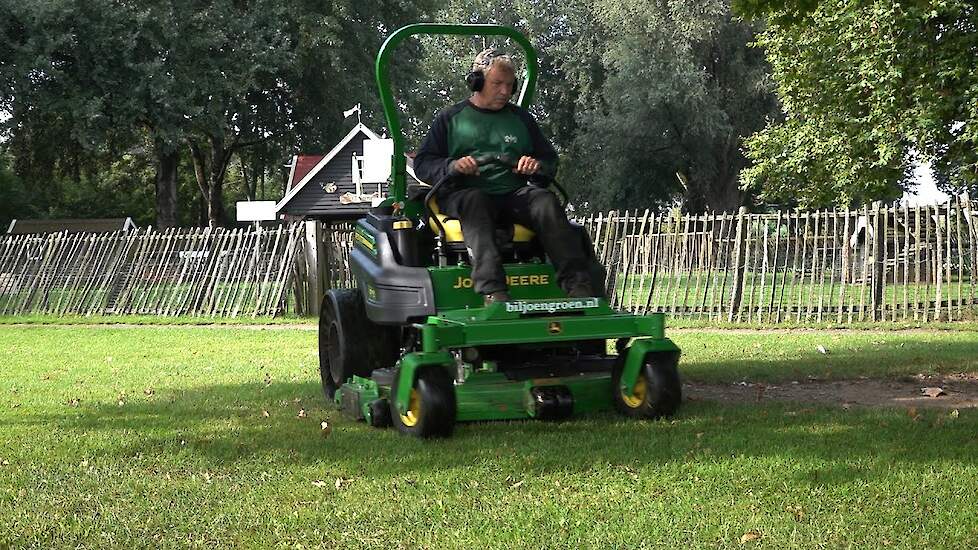 Poah Gerrit Vossers over de John Deere Z997R Zero Turn-maaier