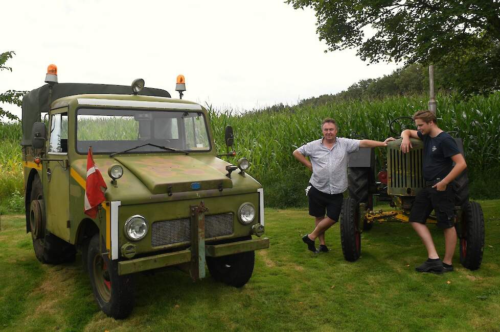 Het voertuig links op de foto is een vliegtuigsleper op basis van een Bukh 403. De trekker heeft dienst gedaan op een militair vliegveld in Denemarken.