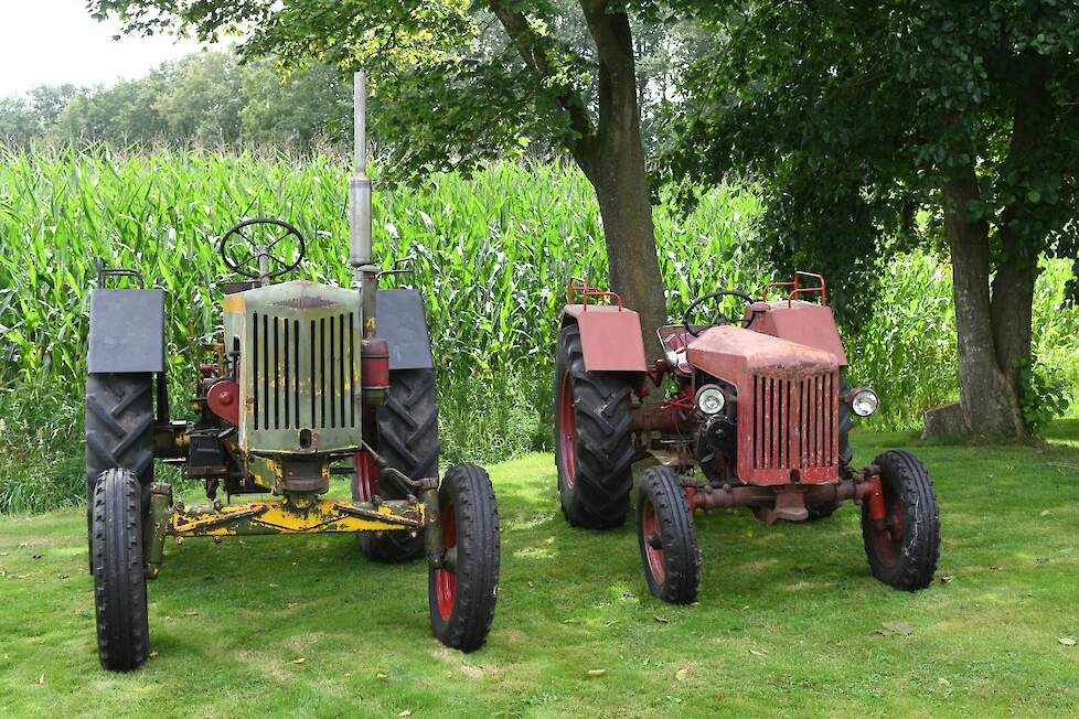 De groen/gele trekker links is een Bukh D45, de rode ernaast is een D30. Beide zijn maar één jaar (1960) in productie geweest en werden daarna vervangen door de modellen 403 en 302.