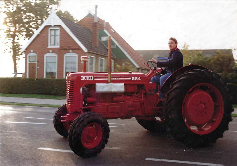 Een foto uit het familiealbum. Hier zien we een nog jonge Robert trots op zijn Bukh 554 rijden.