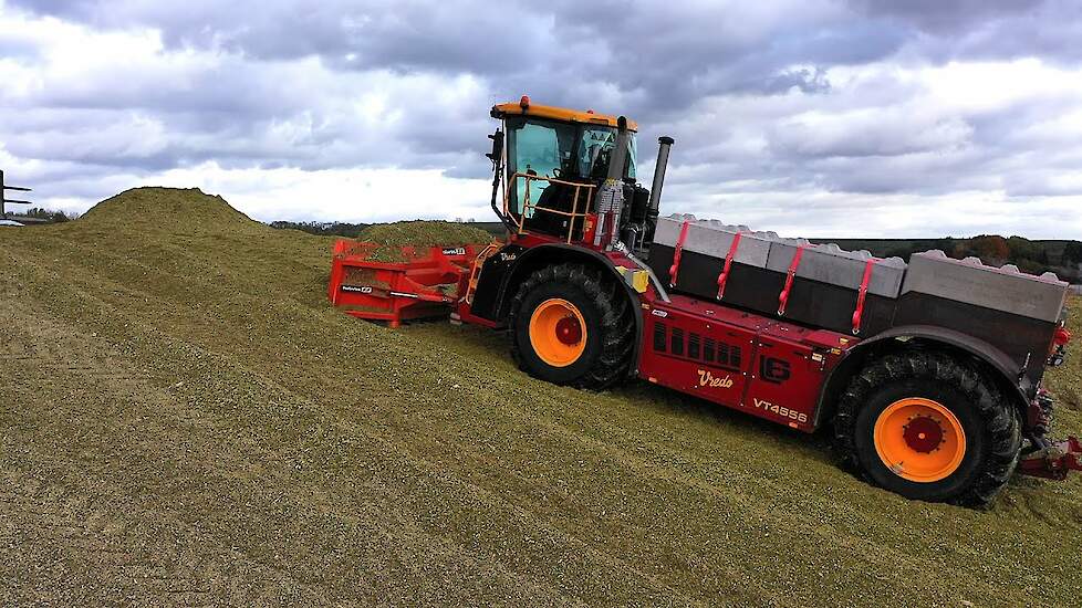 25 ton Vredo VT4556 met Holaras op de maïsbult