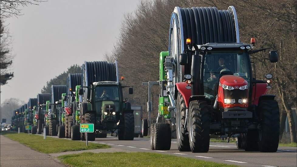 Afleveren van 13 van de 25 nieuwe Bauer beregeningsmachines door Rovadi Trekkerweb