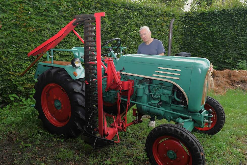 De maaibalk aan de Kramer is van het merk Raspe. Frans heeft hem er later bijgekocht. Af fabriek werden Kramers geleverd met een maaibalk van Busatis.