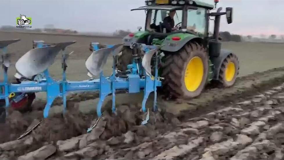 Met vierschaar en viercilinder on-land ploegen