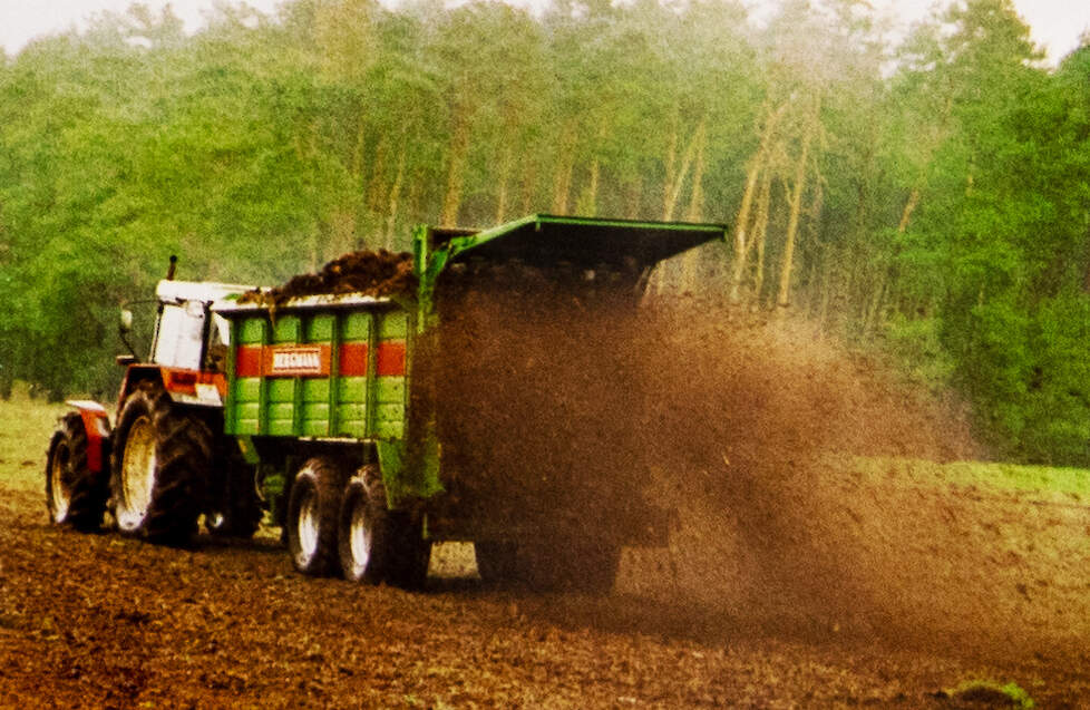 De BERGMANN stalmeststrooier M 1614 SX in 1997, tijdens gebruik op het veld met het prototype van het SX-strooiwerk met 1.400 mm doorgang.