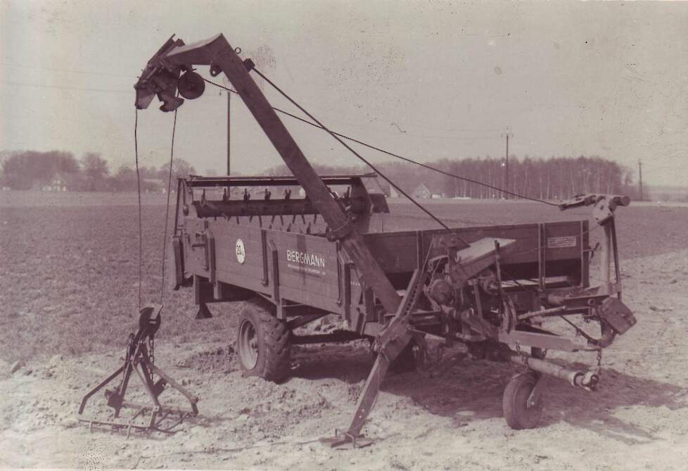 BERGMANN stalmeststrooier M 70 met het halfportaal- aanbouw-opraapapparaat L 100.