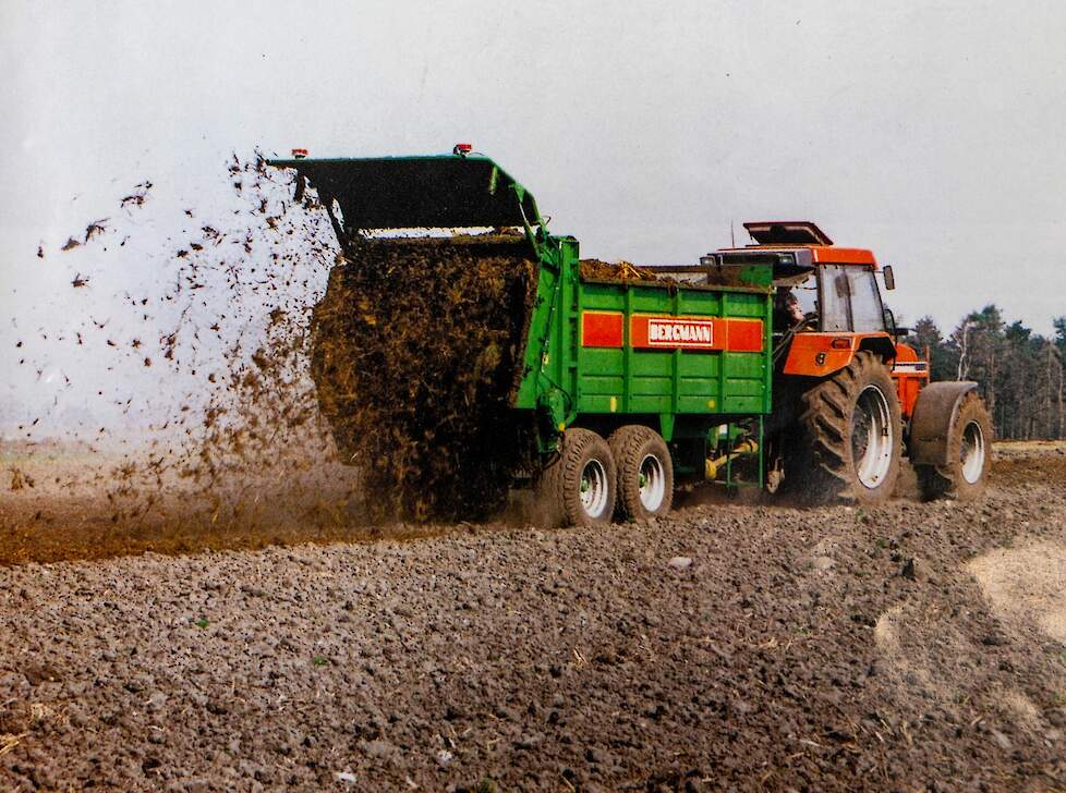 Midden jaren 90 werd de eerste serie BERGMANN stalmeststrooiers met een opbouw van staal gebouwd – hier de M 800 met 8 t toegestaan totaalgewicht, 10 m³ laadvolume en tweewals-vijzelstrooiwerk in actie.