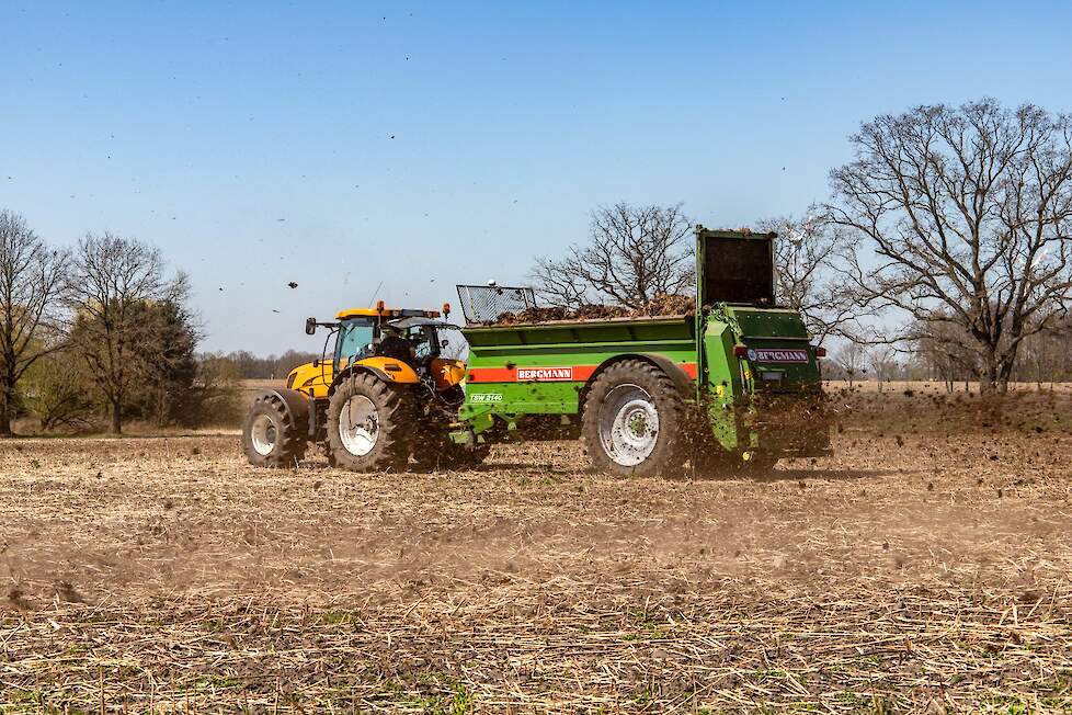 De diepbed-universeelstrooier TSW 2140 E op het veld.