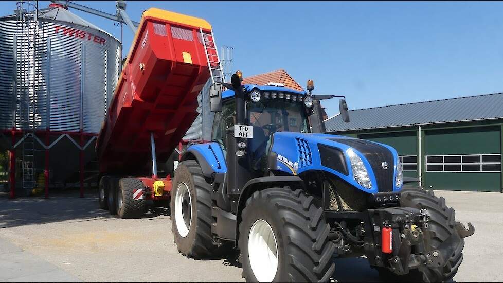 New Holland  wheat harvest with New Holland - T8.320 - T7.215 S - CX8070 - Krampe