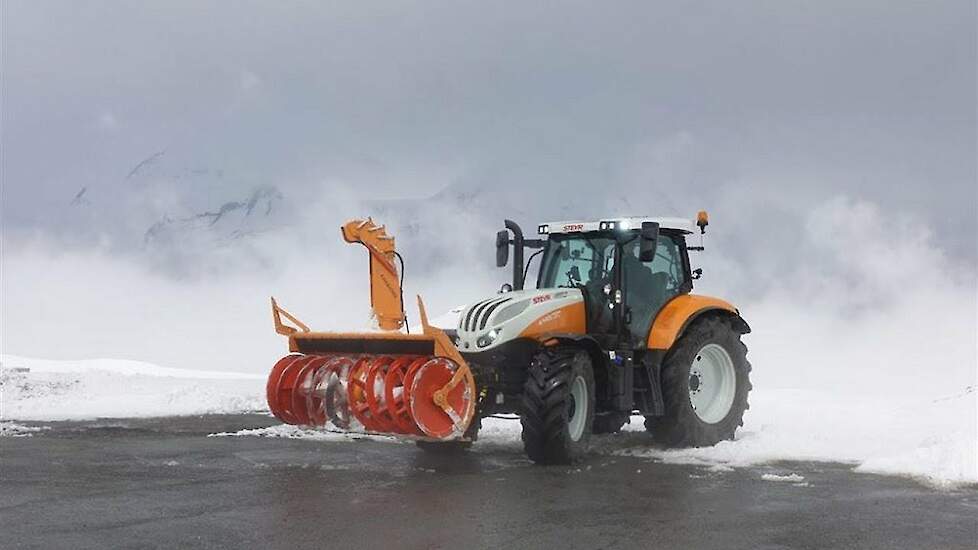 Oranje Steyr gemeentetrekkers in de sneeuw deel van het DNA van Steyr trekkers