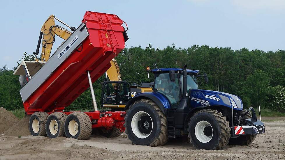 Case-IH Optum en New Holland HD zandbak bij TKD in Almere  Playing in the sandpit Trekkerweb