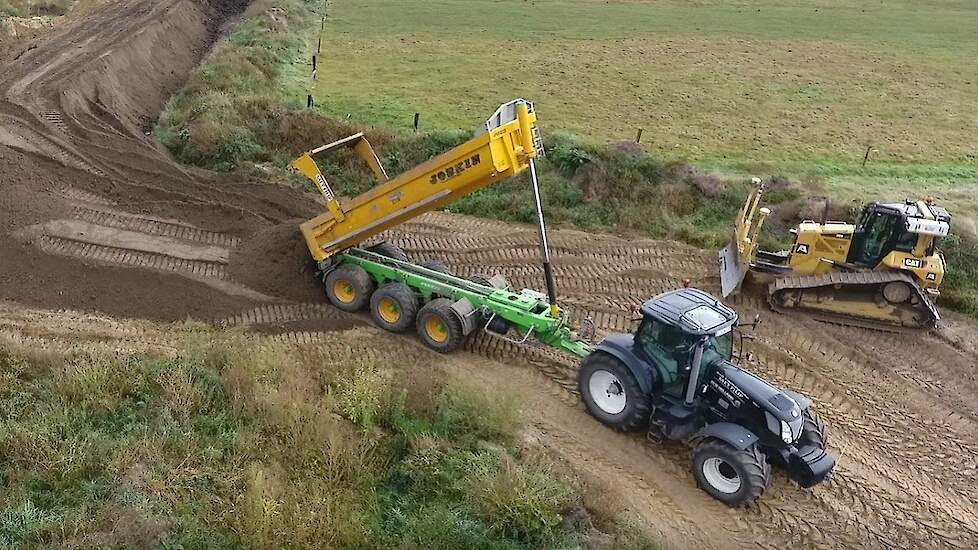 Zand dumperen met Joskin Trans-K 27/65 Tridem kippers in Belgische bouw put Trekkerweb