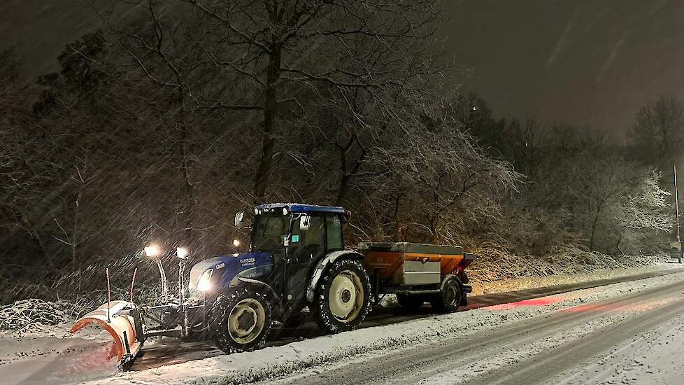 En met de kleinere tractoren worden de fietspaden sneeuwvrij gemaakt.