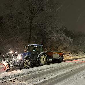 En met de kleinere tractoren worden de fietspaden sneeuwvrij gemaakt.