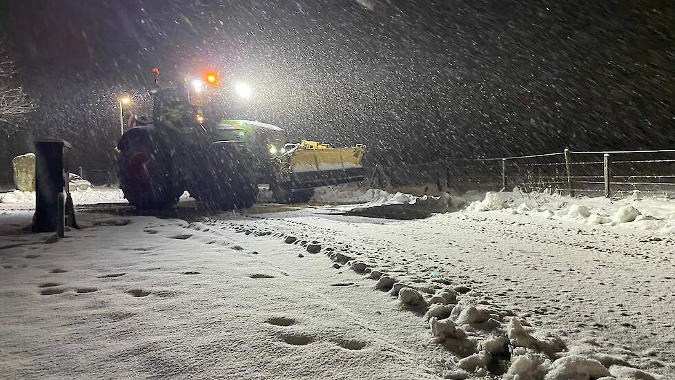 Zo ook bij akkerbouw- en loonwerkbedrijf Vaessen in Landgraaf. Ton Vaessen: „Sinds gisteravond (woensdag 8 januari) 19.00 uur zijn we met vier tractoren, voorzien van sneeuwschuif en strooier, onafgebroken op wegen, fietspaden en bedrijfsterreinen actief.