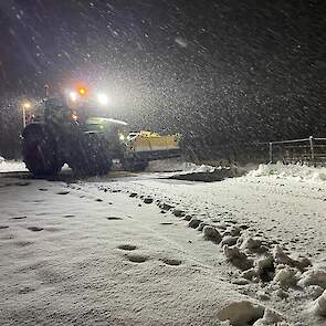 Zo ook bij akkerbouw- en loonwerkbedrijf Vaessen in Landgraaf. Ton Vaessen: „Sinds gisteravond (woensdag 8 januari) 19.00 uur zijn we met vier tractoren, voorzien van sneeuwschuif en strooier, onafgebroken op wegen, fietspaden en bedrijfsterreinen actief.