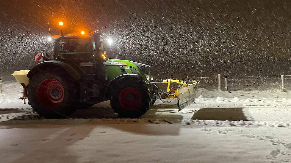 Limburg en delen van Oost-Brabant werden van woensdagavond tot donderdagmiddag voorzien van een aanzienlijke witte deken. Voor boeren en loonwerkers uit deze regio de vraag van wegbeheerders en bedrijven om mee te werken aan het sneeuwruimen van wegen, fi