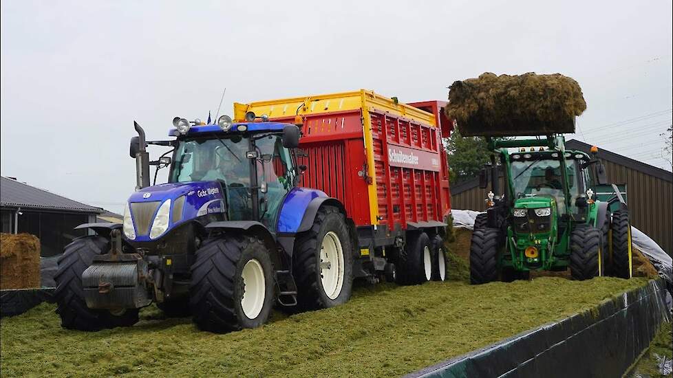 New Holland T7070 + John Deere | Gras inkuilen | Gebr. Westera Zalk | Grass silage