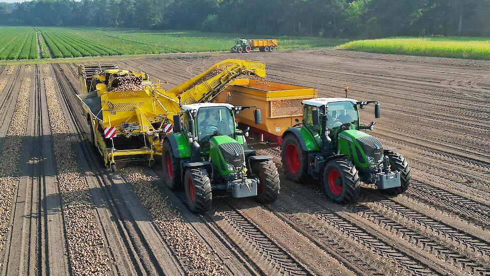 Loading Onions | Fendt + ROPA Keiler 2 | De Groenerie