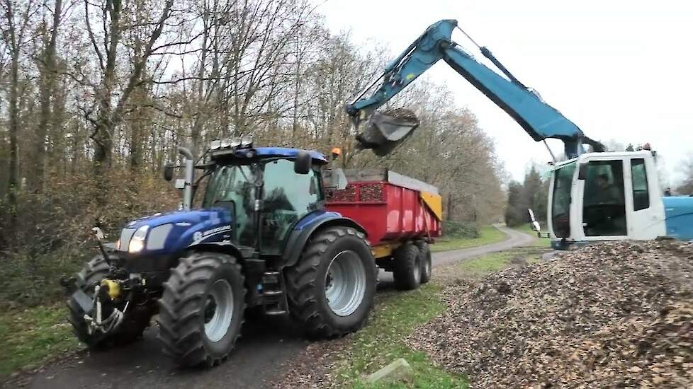 HOUTSNIPPERS LADEN MET EEN CAT M 313 D NEW HOLLAND T 6.160