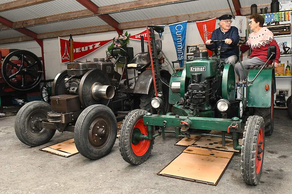 Johan en Jo zijn al zestig jaar getrouwd. Hij verzamelt motoren en tractoren, zij spaart naaimachines.