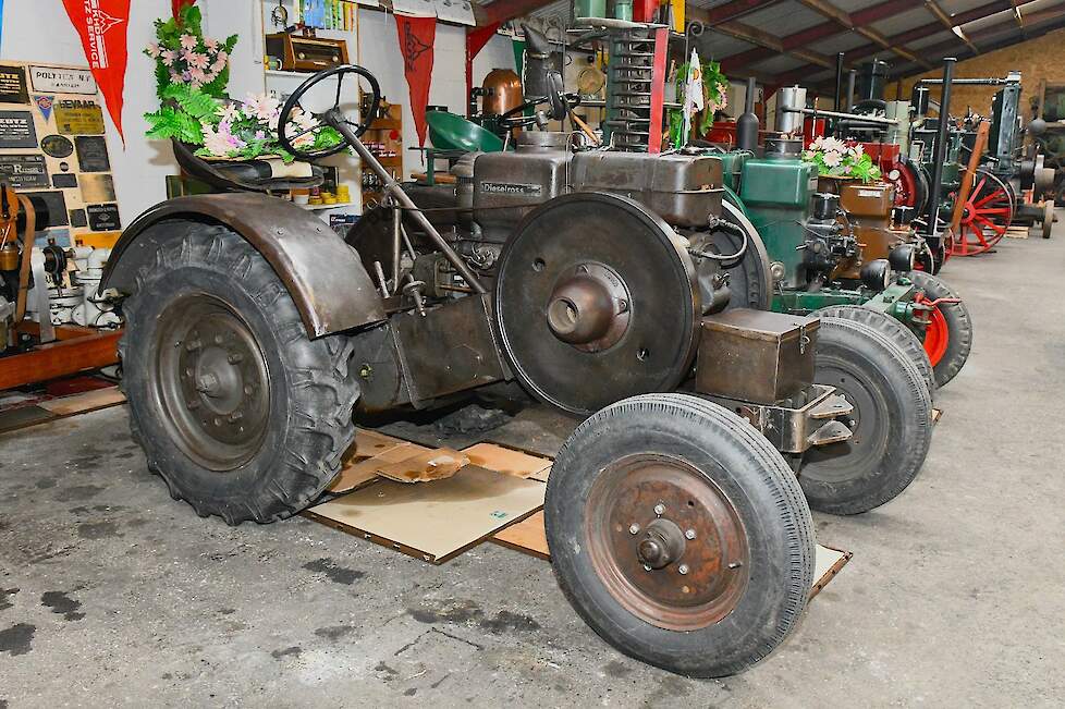 De Fendt Dieselross is van 1949. Hij heeft een 1-cilinder verdampermotor van 16 pk.